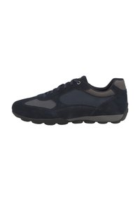 Scarpa sportiva blu navy con tomaia in camoscio, dettagli in rete, punta arrotondata e suola in gomma flessibile con superficie testurizzata.