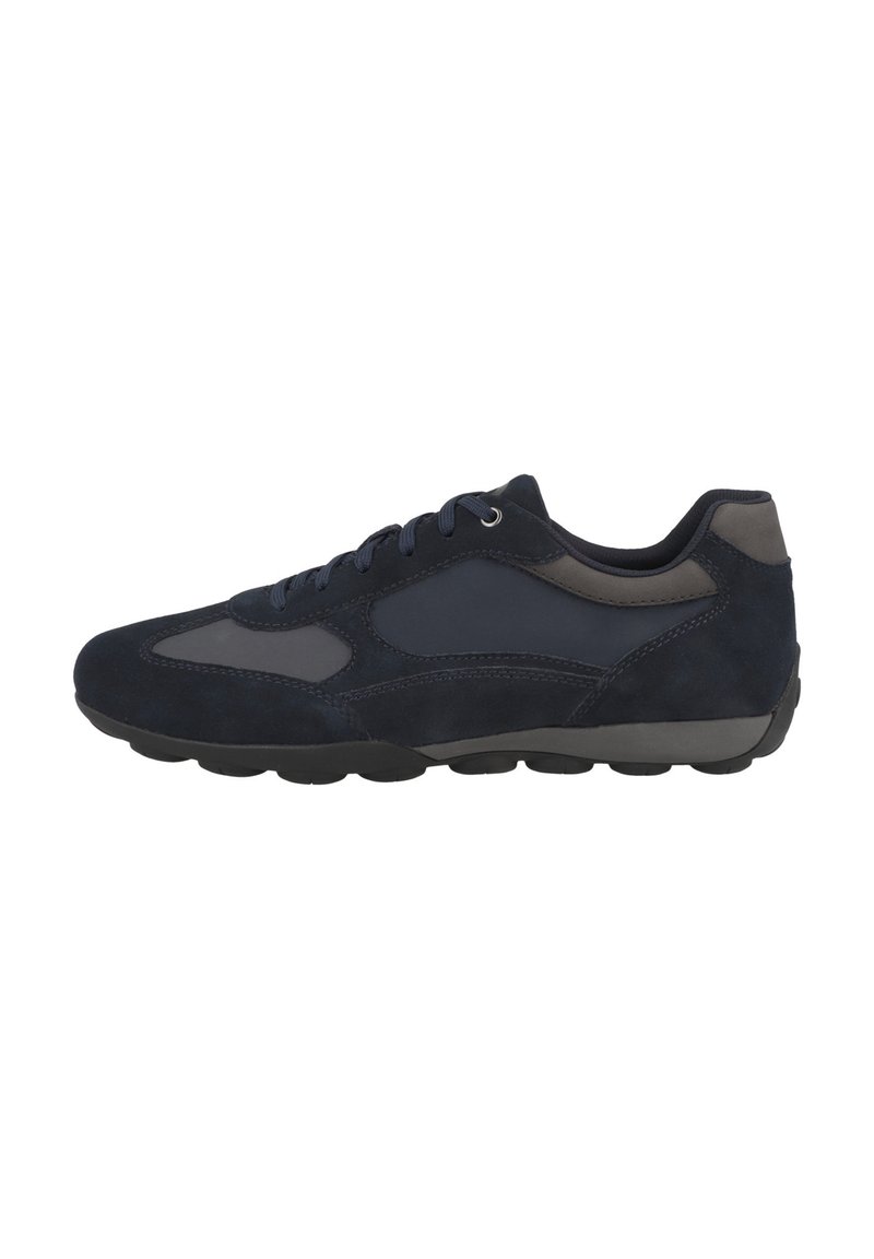 Scarpa sportiva blu navy con tomaia in camoscio, dettagli in rete, punta arrotondata e suola in gomma flessibile con superficie testurizzata.