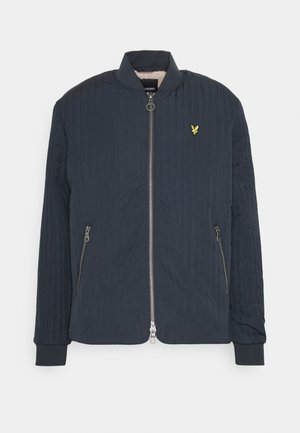 Giacca bomber imbottita blu navy con colletto rialzato, chiusura frontale con zip, tasche laterali con zip e un piccolo logo giallo a forma di aquila sul petto.