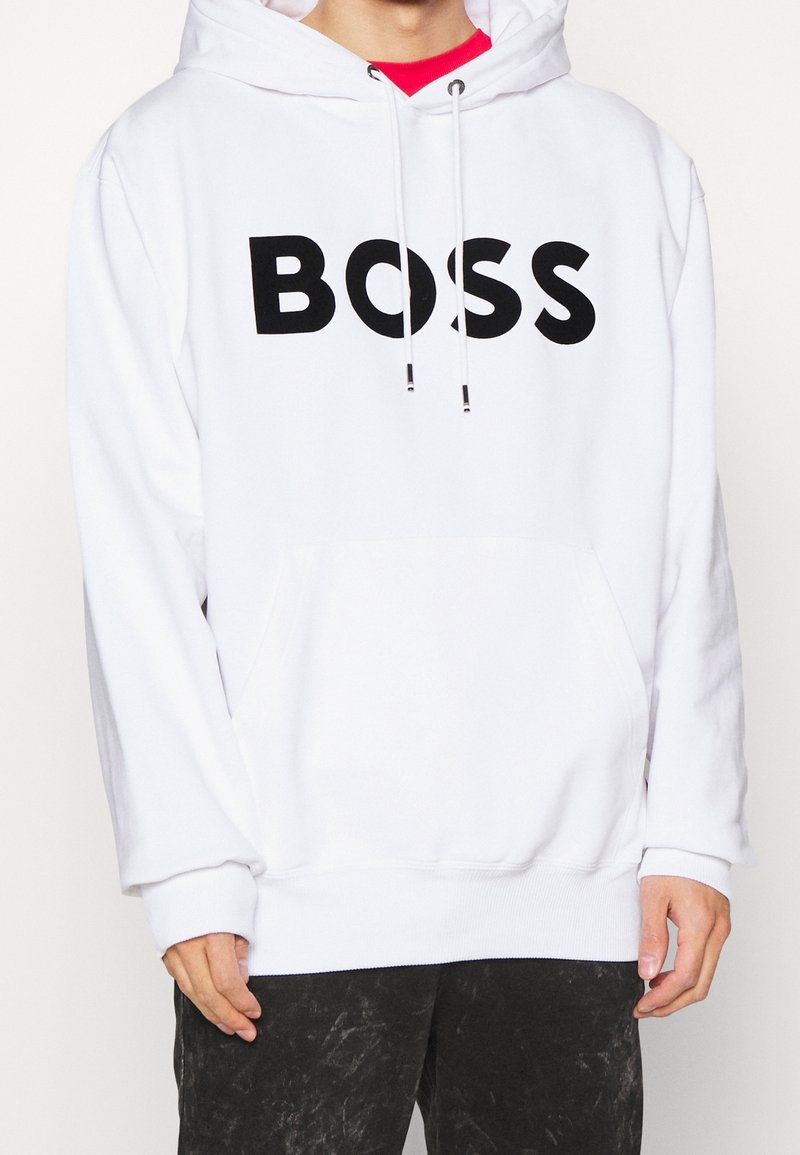 Weißer Kapuzenpullover aus weichem Stoff, mit großem schwarzem "BOSS"-Logo auf der Brust, einer Fronttasche und verstellbaren Kordeln.