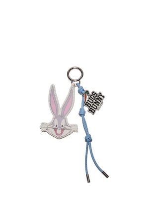 Brelok z uśmiechniętą twarzą Królika Bugs, niebieskim plecionym paskiem z węzłami oraz metką z napisem "Bugs Bunny Est. 1940" i marchewką.