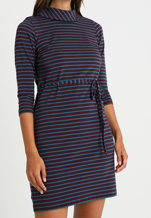 Robe rayée avec un col montant, des manches trois-quarts et une ceinture à nouer ajustable. Les couleurs incluent le bordeaux et le turquoise en rayures horizontales.