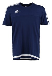 Granatowy sportowy t-shirt wykonany z gładkiej tkaniny, z białymi paskami na rękawach i dole oraz wytłaczanym panelem na piersi. Widoczne logo Adidas.