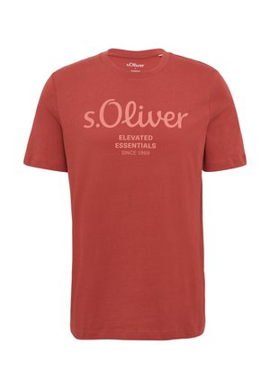 Sarkana kokvilnas T-krekls ar īsām piedurknēm, apaļu kakla izgriezumu un priekšpusi ar uzrakstu "s.Oliver Elevated Essentials Since 1969" bēšā krāsā.