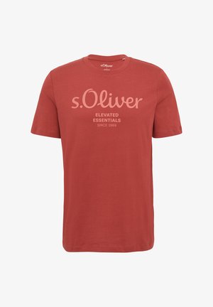 Crvena pamučna majica kratkih rukava, s okruglim izrezom, s prednjim printom koji sadrži natpis "s.Oliver Elevated Essentials Since 1969" u bež boji.