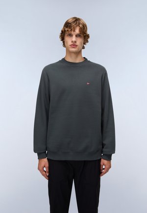 Donkergrijze sweatshirt met een ronde hals, geribbelde manchetten en zoom. Bevat een klein rood logo op de borst, gemaakt van een zachte, gestructureerde stof.
