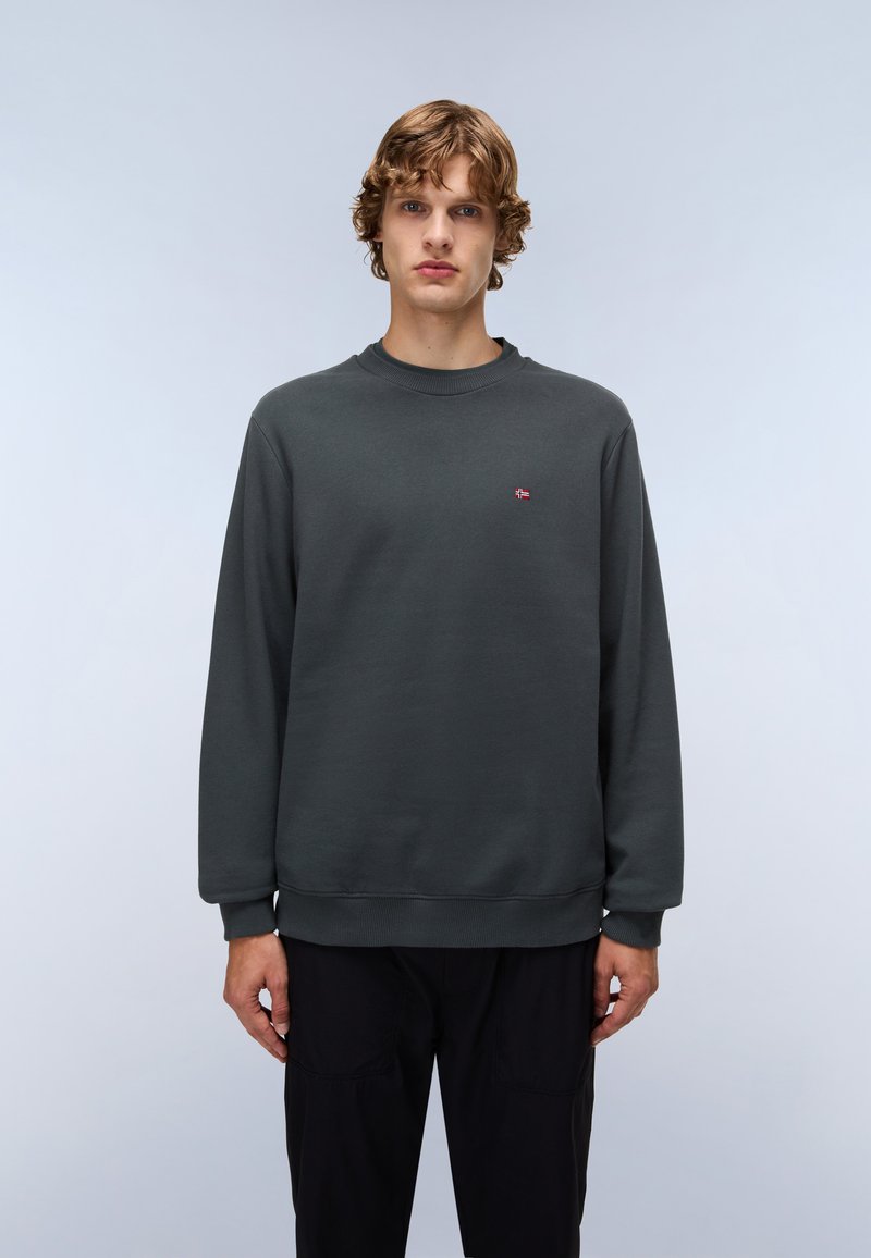 Sudadera gris oscuro con cuello redondo, puños y dobladillo acanalados. Presenta un pequeño logo rojo en el pecho, confeccionada en una suave tela texturizada.