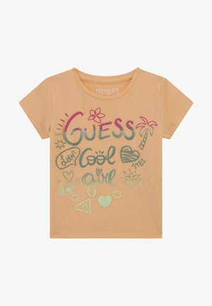 Pfirsichfarbiges Baumwoll-T-Shirt mit kurzen Ärmeln, das mehrfarbige Grafiken zeigt, darunter "Guess", Herzen, eine Blume und eine Palme.