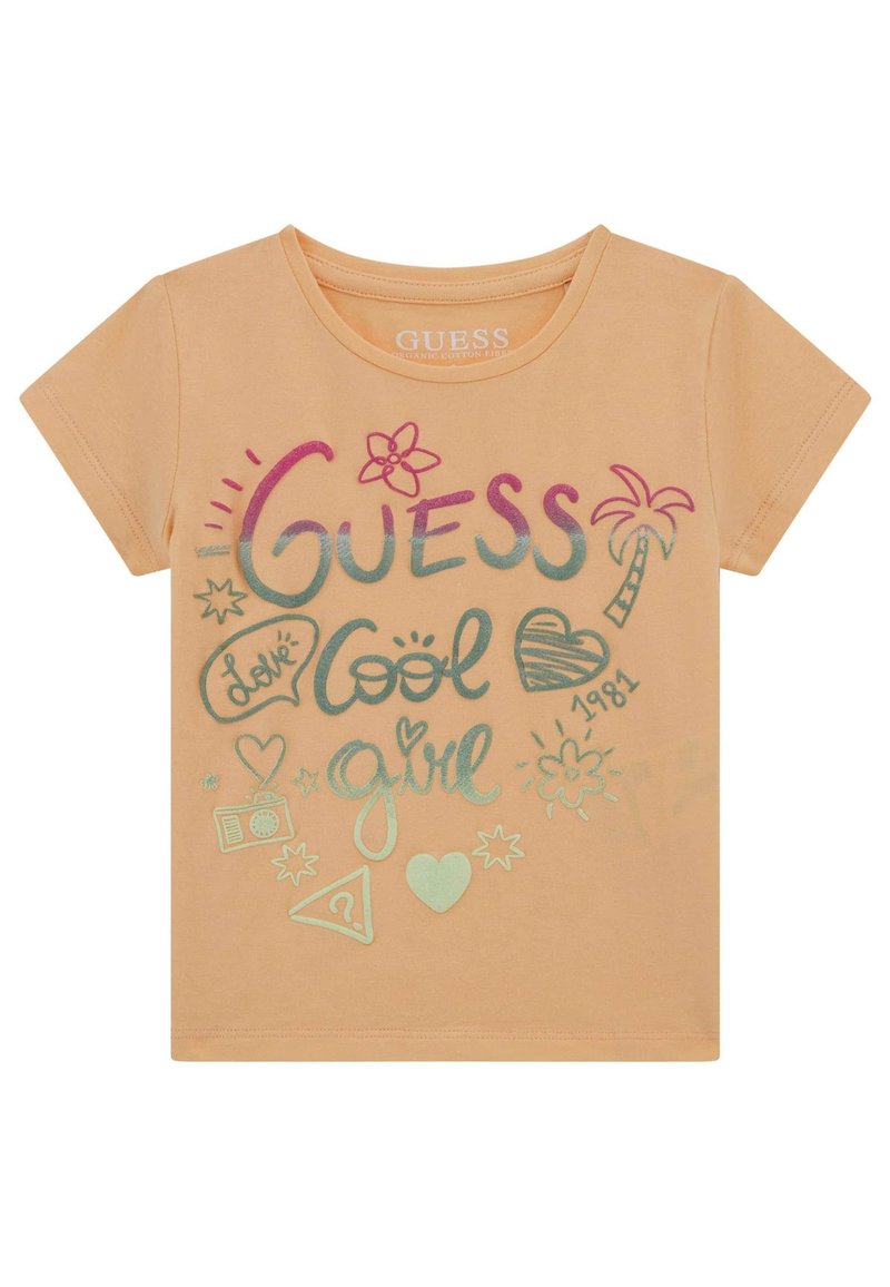 Peachfarvet bomulds t-shirt med korte ærmer, der har multikolorede grafik, herunder "Guess," hjerter, en blomst og et palmetræ.