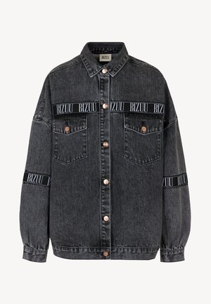 Zwarte denimjas met een relaxte pasvorm, voorzien van twee borstzakken, koperen knopen en merkgebonden zwarte stofaccenten langs de mouwen.