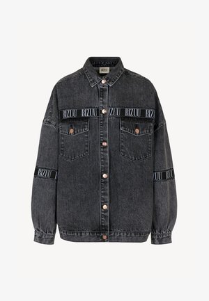 Czarna dżinsowa kurtka o luźnym kroju, z dwoma kieszeniami na piersi, mosiężnymi guzikami oraz markowymi czarnymi akcentami na rękawach.