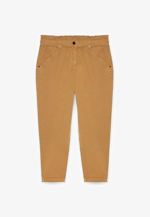 Pantalones de algodón color beige con un ajuste relajado, que cuentan con bolsillos frontales y cierre de botón. Diseño simple sin patrones ni acentos distintivos.