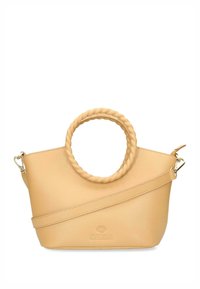 Bolso de cuero marrón claro con un asa circular retorcida y una correa ajustable. Presenta costuras mínimas y un logo grabado en la base.