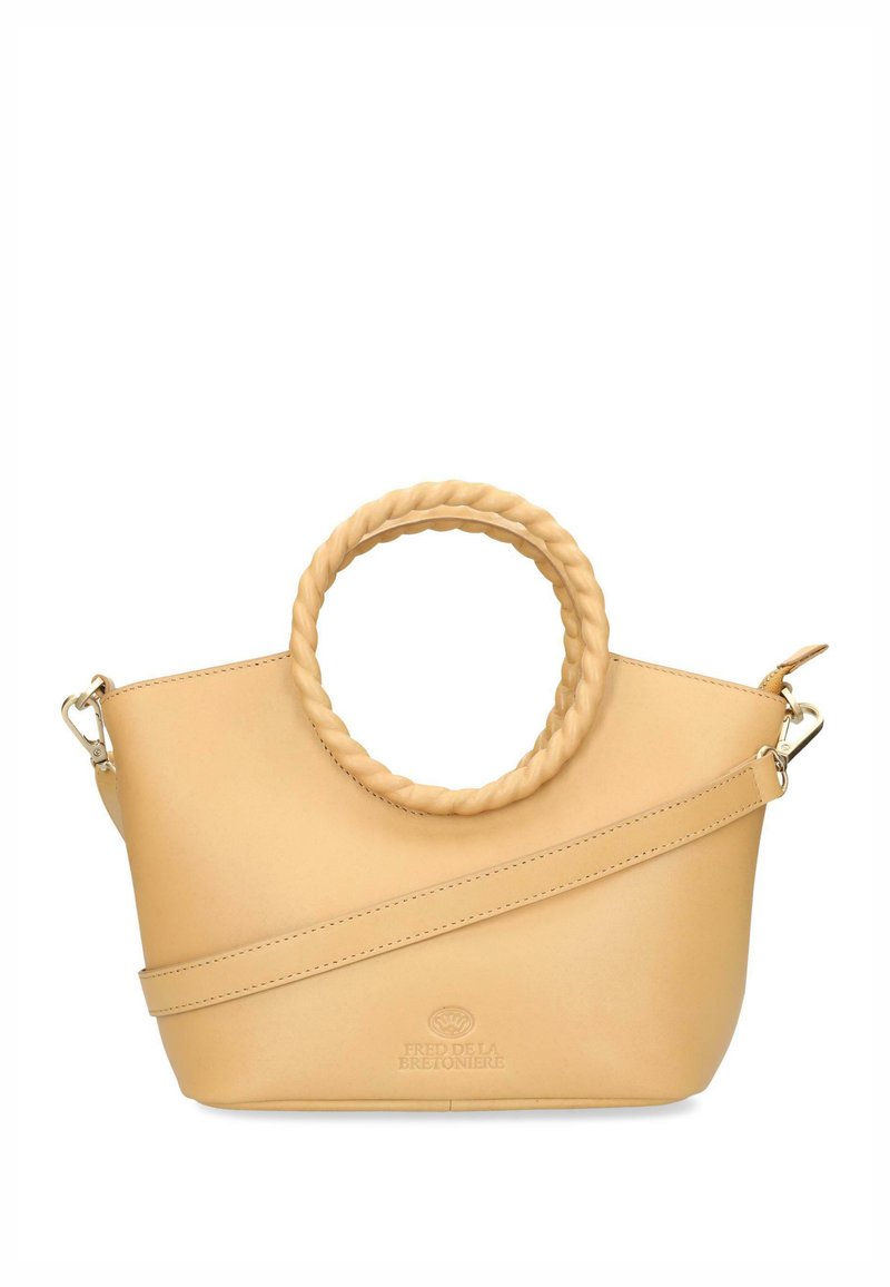 Bolso de cuero marrón claro con un asa circular retorcida y una correa ajustable. Presenta costuras mínimas y un logo grabado en la base.