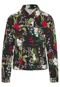 Giacca di jeans nera con un vivace motivo floreale che presenta elementi rossi, bianchi e verdi. Include chiusura con bottoni e due tasche sul petto.