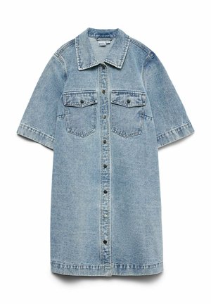 Svetloplava traper haljina s kratkim rukavima, ovratnikom, kopčanjem na gumbe sprijeda i dva džepa na prsima s preklopom i gumbima.