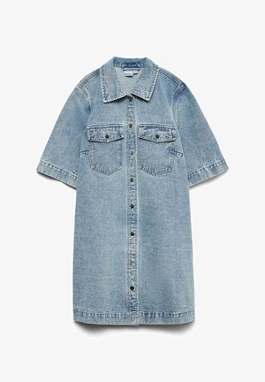 Svetloplava traper haljina s kratkim rukavima, ovratnikom, kopčanjem na gumbe sprijeda i dva džepa na prsima s preklopom i gumbima.