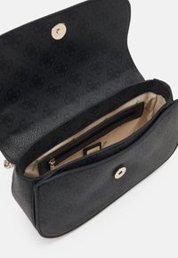 Borsa a tracolla nera in materiale sintetico con texture, chiusura a scatto dorata, che mostra un interno beige con tasca con zip e dettaglio del logo del brand.