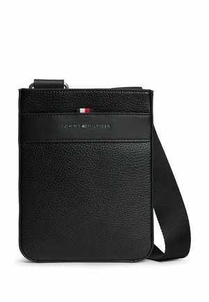 Borsa a tracolla in pelle nera strutturata con tracolla in tessuto regolabile e logo Tommy Hilfiger con piccolo dettaglio di bandiera rossa, bianca e blu.