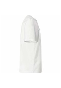 T-shirt bianco in cotone visto di lato, con maniche corte, scollatura rotonda e vestibilità dritta. Design semplice e privo di decorazioni.