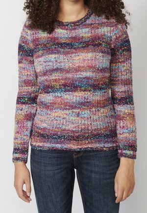 Meerkleurige gebreide trui met een ronde halslijn, voorzien van horizontale strepen in roze, paars, blauw en geel, met een gestructureerde stof.