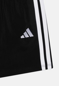 Melni sporta šorti ar baltām sānu svītrām. Uz kreisās puses ir sudraba Adidas logo. Izgatavoti no gludas, vieglas materiāla.