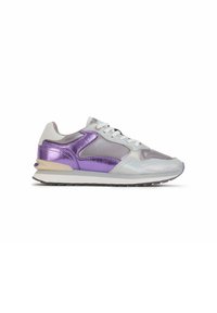 Sneakers con parte superiore metallica argento e viola, lacci bianchi, dettagli testurizzati e suola ammortizzata con base grigia chiara.