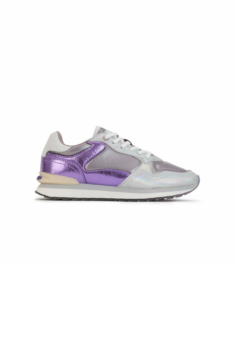 Sneakers con parte superiore metallica argento e viola, lacci bianchi, dettagli testurizzati e suola ammortizzata con base grigia chiara.
