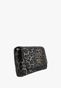 Clutch in ecopelle con stampa leopardata con chiusura a pattina magnetica, caratterizzata da un dettaglio logo in tono oro e una texture liscia. Forma compatta e rettangolare.