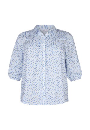 Lichtblauwe blouse met knoopsluiting aan de voorkant, voorzien van een stippenpatroon in donkerblauw en driekwart mouwen. Zachte stof met een lichte structuur.