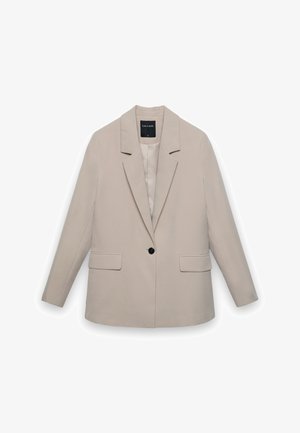 Blazer beige monopetto con rever a incavo, due tasche con patta, maniche lunghe e etichetta nera all'interno del colletto.