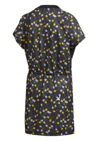 Šaty s krátkým rukávem v černé látce se květinovým vzorem žlutých a fialových květin, s elastickým pruhem v pase.