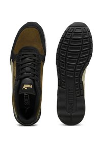 Sneakers in suede nero e verde oliva con suola in gomma nera testurizzata, caratterizzate da un logo dorato sulla linguetta e dettagli laterali color crema.