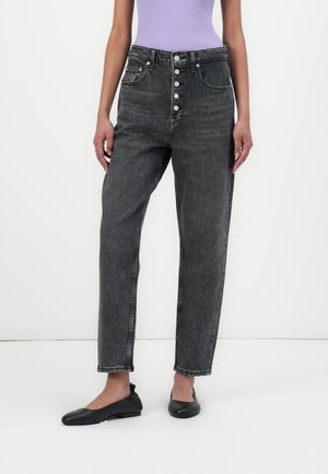 Jeans de tiro alto, pierna recta en denim gris oscuro con un cierre de botones en el frente, cinco bolsillos y un desvanecimiento mínimo. Combinados con zapatos planos negros.