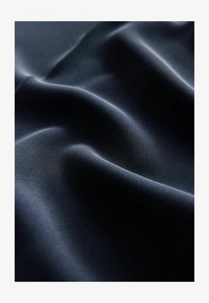 Tummansininen kangas, jossa on sileä, hieman kiiltävä pinta, hienovaraisilla taitteilla ja ohut raidallinen kuvio.