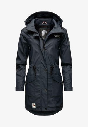 Marinblå vattentät parka-jacka med dragsko i midjan, två frontfickor och en stor huva. Har en logotyp-patch fram.