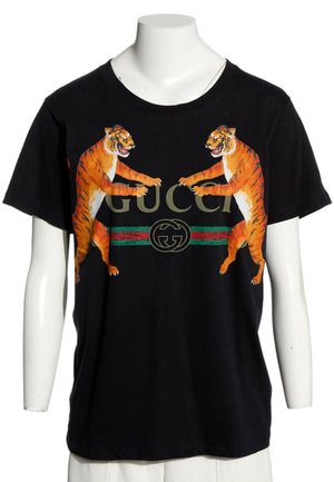 Schwarzes T-Shirt mit zwei orangefarbenen Tigern, die sich über einem grünen und roten Streifen gegenüberstehen, mit stilisierten Buchstaben zentriert darunter.
