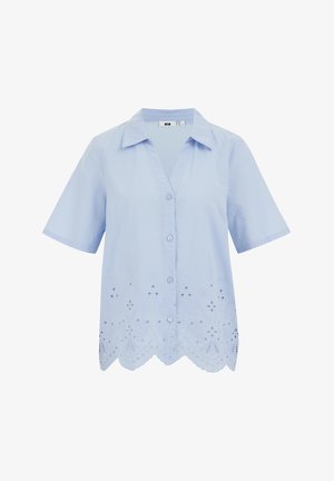 Hellblaues kurzärmliges Hemd mit Knopfverschluss an der Vorderseite, das mit floralen Stickereien und einem gewellten Saumdesign versehen ist. Aus einem weichen Stoff gefertigt.