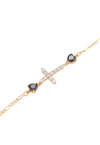Bracciale con croce in tonalità oro, caratterizzato da una fila di strass trasparenti e due pietre a forma di cuore nere, con un design di catena delicata.