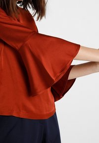 IVY OAK Bluse - cognac