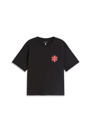 Camiseta negra de manga corta con un gráfico circular en rojo y rosa en el lado izquierdo del pecho y un cuello redondo.