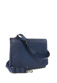 Borsa a tracolla in pelle blu navy con una texture liscia, cinturino regolabile e hardware metallico. Forma rettangolare con un branding sottile sul davanti.