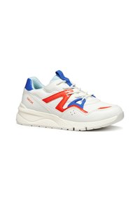 Sneaker bianco con accenti rossi e blu, caratterizzato da una suola testurizzata, punta arrotondata e materiale superiore resistente, progettato per comfort e traspirabilità.