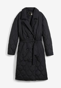 Cappotto imbottito nero con vita Nera, collo sciallato largo, bottoni doppi e maniche lunghe con dettagli blu.