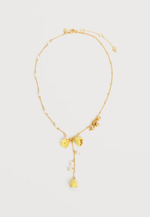 Λεπτό χρυσό κολιέ αλυσίδα με μικρές λευκές πέρλες, κίτρινα λουλουδένια μοτίφ και χρυσές χάντρες σε ανοιχτό φόντο.