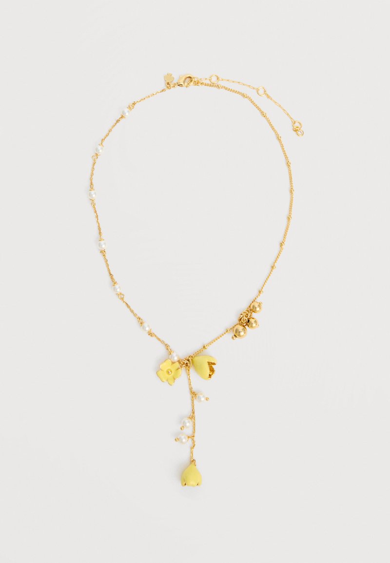 Λεπτό χρυσό κολιέ αλυσίδα με μικρές λευκές πέρλες, κίτρινα λουλουδένια μοτίφ και χρυσές χάντρες σε ανοιχτό φόντο.