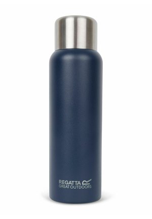 Borraccia termica blu scuro con tappo a vite argento e logo "Regatta Great Outdoors" vicino alla base.
