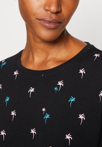 TOM TAILOR CREW NECK PRINT - Marškinėliai su spaudiniu - black/pink