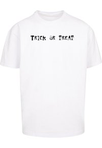 Hvid bomulds T-shirt med "TRICK OR TREAT" tekst i sort og et kranieikon, korte ærmer og en standard rund hals.