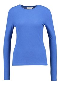 Maglione a maniche lunghe blu in maglia a costine con scollatura rotonda e silhouette aderente, etichettato "Weekday" all'interno del colletto.